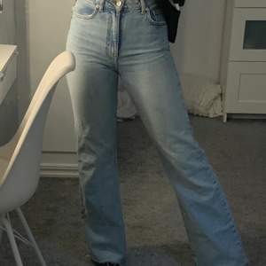 Super fina jeans från NAKD, säljer pga att jag inte använder längre. Sitter perfekt på mig som är 1,60. Nypris 399💓 kontakta för frågor 