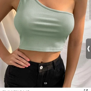 SHEIN  - En ljus militär grön topp med oneshoulder från SHEIN, super fin men för stor för mig vilket är synd, helt oanvänd och i bra skick❤️
