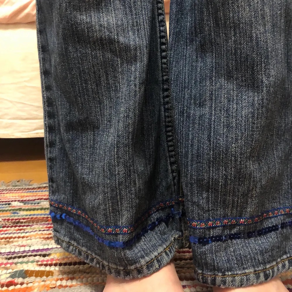 Bootcut jeans från Lee, typ mid waist. Fina paljetter nedtill! (Fraktar bara). Jeans & Byxor.