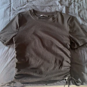 t-shirt  - en superfin tröja från zara med detaljer på sidorna! väldigt fin och skön!! säljer då den är för liten tyvärr💕