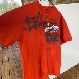 Vintage Billabong T-shirt - En vintage Billabong T-shirt i färgen orange. I fint skick. Bara några små hål längre ner på tröjan som ger den en sliten look. Jag skulle säga att den passar som L. Passar snyggt oversized om en har storlek M vanligtvis! 💯