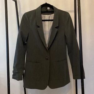 Grå kavaj - Sååå snygg grå kavaj!! Köpt second hand men har aldrig använt pga av för liten storlek, så väldigt bra skick! Hör av dig om du har frågor🤍🤍🤍