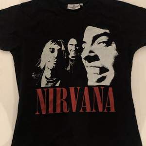 En svart tshirt med nirvana tryck