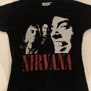 Nirvana tshirt - En svart tshirt med nirvana tryck