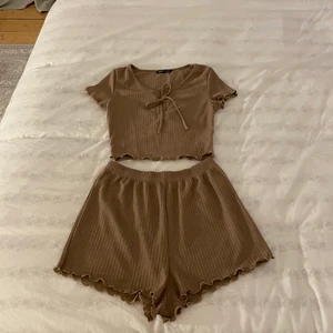 Set från Shein  - Ett ljus brunt set från Shein i bra skick ! 