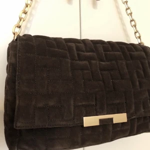 Suede brown Zara bag - Denna väskan används några ggr. I fantastiskt bra skick! Suede brun väska. 