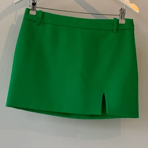 Äppelgrön penny kjol - Super fin clueless inspirerad liten kjol men mini slut fram. Rak fit, så den åker inte upp när man går. Färgen är perfekt inför julen, en super saftig äppelgrön färg. Helt oanvänd, hel och ren med prislappen kvar. Nypris : 399 :- 