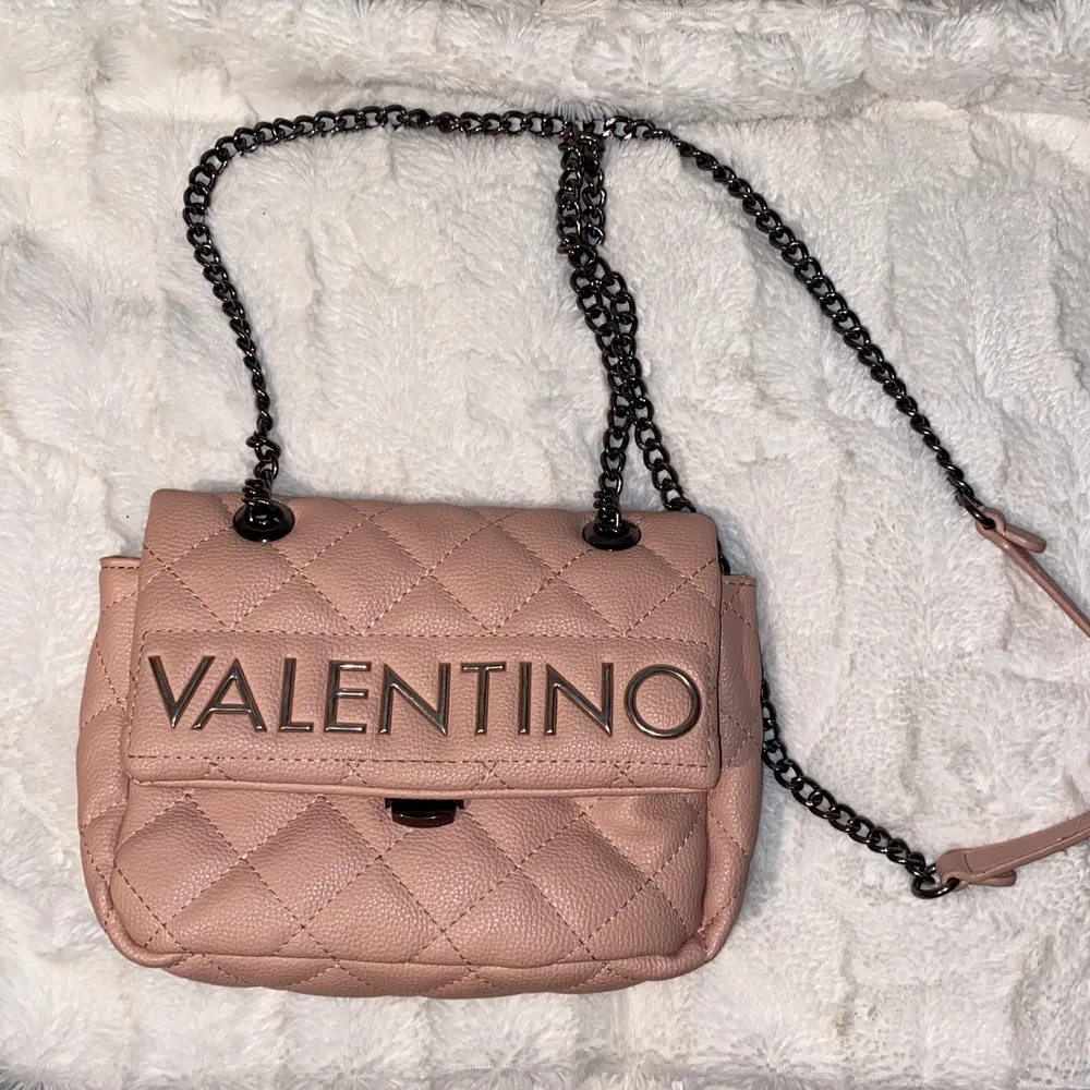 Superfin väska från Valentino (billiga versionen). Nypris runt 1000, mitt pris 300. Ser helt ny ut. Väskor.