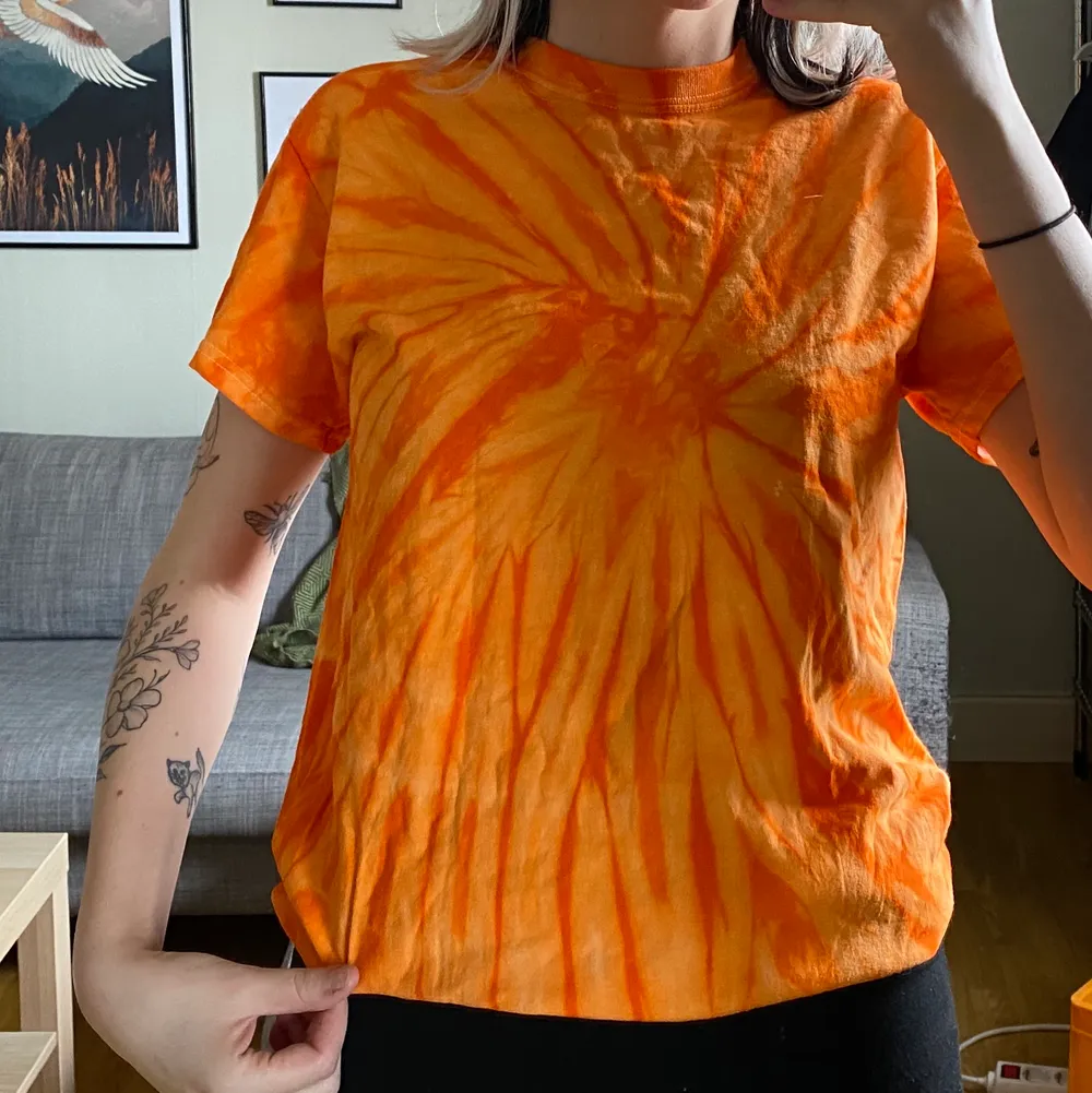 Orange tie dye t-shirt i storlek S 🧡. T-shirts.