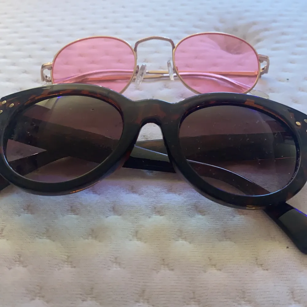 solglasögon perfekt till sommaren, sitter bra på och jätte söta. 50kr tillsammans eller 30 styck! ✅dom rosa är kvar!✅❌ inte dom svarta! ❌. Accessoarer.