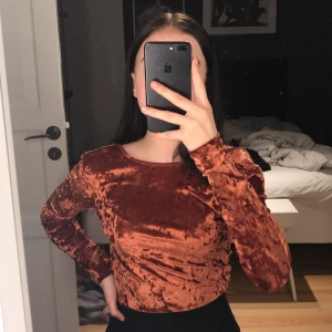 orange/brun samet topp! - Säljer denna fina samet tröja i storlek XS. Köpt från carlings, använt cirka 3 gånger. Väldigt bra skick! Färgen är i orange/brun kulör och är så fin på sommaren! 
