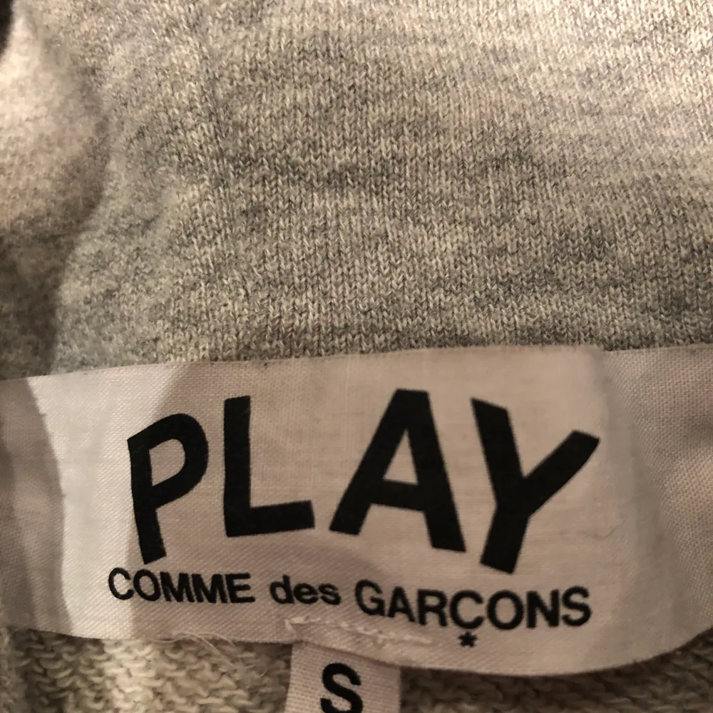 Jättesnygg grå Comme des garcons hoodie i storlek S. Den är i fint skick, men dock har jag dragit ut banden till hoodien. Säljer pågrund av ingen användning! Nypris ca 3200kr. Buda ifrån 1000kr!💙💙. Tröjor & Koftor.