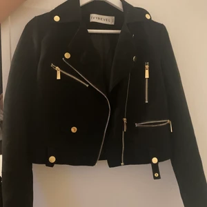 Jacka med gulddetaljer  - En jacka med gulddetaljer. Använd två gånger så är nyskick. Priset kan absolut diskuteras. Köparen står för frakten. Sälj pågrund av att den inte har kommit till användning.