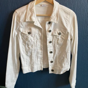 Vit jeansjacka  - Aldrig använd. Mjuk och den är kort i modellen😍 Säljer för 160, jag bjuder på frakten!