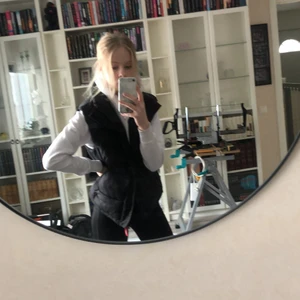 Snygg oversized väst - Kollar intresset på min assnygga vintage väst. Är i storlek L men sitter väldigt snyggt oversized på mig som är en xs/s. 400kr inklusive frakt.