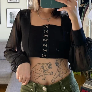 Svart topp med mesh armar  - Söt svart topp, storlek S 🖤