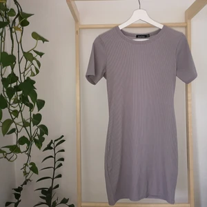 Ljuslila tight klänning  - En ljuslila ribbad klänning från Boohoo. Mer lavendellila än vad som syns på bild. Stretchigt material. 