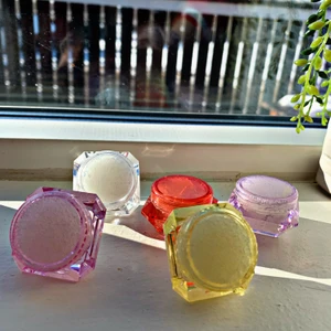 Läppskrubbar - Har 5 stycken olika härliga läppskrubbar med goda smaker. Alla är ätbara. Finns i smakerna ananas, citron, strawberry and kiwi, vanilj och kokos. Hör av dig vid frågor. Produkterna kommer från min Instagram by_butterflygloss. 🦋 Skrubbarna kostar 20kr st + frakt