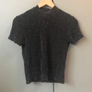 Monki glittery top svart S - Svart top med glitter från monki! Sparsamt använd ✨