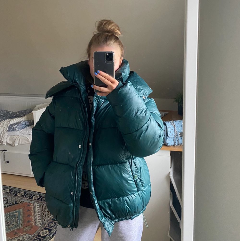 yes ni såg rätt, jag säljer nu den helt slutsålda och superpopulära pufferjacket i emerelad från Bikbok SIZE L 🤯 Säljes eftersom det troligtvis blir flytt efter student. Riktigt bra skick, som nytt och inga defekter finns noterade 🧡 Fraktkostnad: 79kr spårbar | Buda från 249kr i kommentarsfältet (alt. Meddelande) 🪜 (KÖP DIREKT: 599kr) nypris runt 650-900kr (?) 🐻 Jag på bild bär vanligtvis xs-s. Bäst oversized fit på någon som bär s eller m. LEDANDE BUD: 420kr (avslutas ons kl 20.00). Jackor.