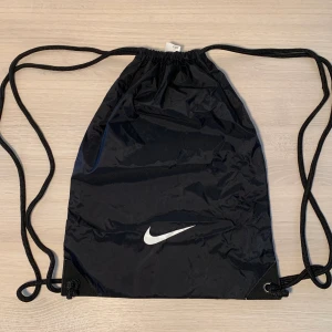 Nike sportbag - Sportsväska som aldrig blivit använd!! 💞 köparen står för frakten men jag möter även upp i Lund💞 