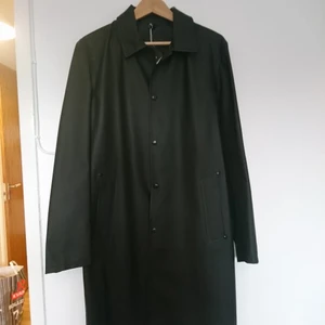 Stutterheim regnkappa - Sjukt fin regnkappa från Stutterheim. Helt ny och oanvänd med tags kvar. Nypris 2695kr ☔