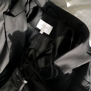 Oversized kavaj - Kavaj från Hanna Schönbergs kollektion tillsammans med NA-KD. Oversized med långa snören som går att knyta runt handlederna. Använd en gång, så gott som ny. 150kr exklusive frakt🦄🦄 OBS spegeln som är smutsig, ej kavajen:)