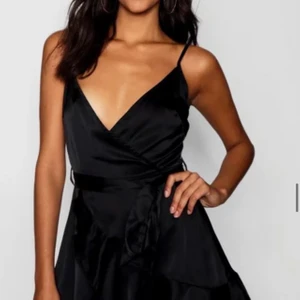 Svart siden klänning  - Svart siden klänning från bohoo, helt oanvänd. Storlek 38 men är mer som en 34/36