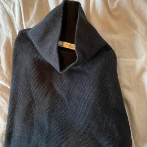 Svart polo gina - Svart polo tröja från gina stl S, köparen stör för frakt 