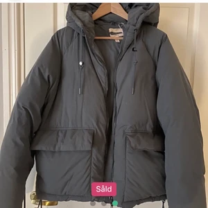 Slutsåld Hm jacka - Kollar intresset på denna slutsålda hm jacka. Köpte den av en tjej på här Plick och den är i superfint skick. Den är jättefin men jag vet inte riktigt om den är min stil. Den är en storlek M och sitter snyggt på mig som vanligtvis är en S. Original pris är 1000kr och jag köpte för 1020kr. Jag kan frakta men står ej för frakten! Pris kan diskuteras om det är en snabb affär. Buda i kommentarerna! Start bud: 700