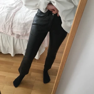 Vintage skinnbyxor💜 - Vintage skinnbyxor, superfint skick och så mjukt och bekvämt skinn. Jag är 164cm och är en xs/s, de passar bäst på någon som är s/m. Priset är inte diskuterbart, frakt ingår:) Kan ev mötas upp på söder, eller söder om söder om det önskas. 