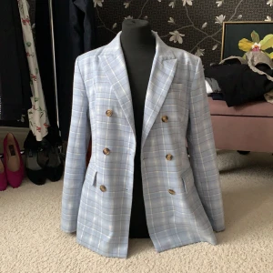 Ginatricot kavaj strl 38 - En blå kavaj från Glnatricot som jag köpte våren 2019. Den har kommit väl till användning och är lite nopprig. Hoppas någon annan kan njuta av den så som jag gjort! 