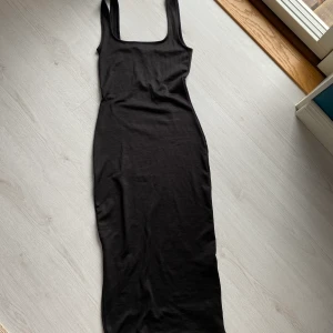 Klänning  - Svart klänning! Populär från Gina tricot. Aldrig använd. Lapp kvar. Köpt för 300