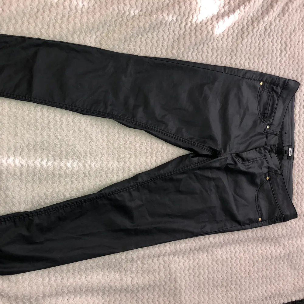 Svarta byxor i läderimitation från BikBok, storlek L, väldigt bekväma, nyskick, dragkedje-detalj i guldfärg! . Jeans & Byxor.