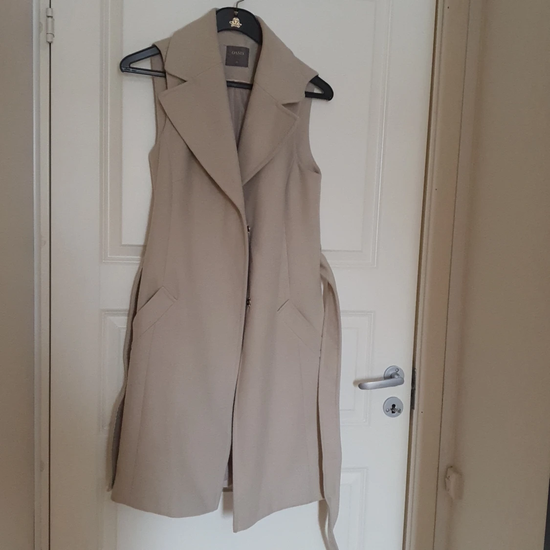 Beige väst från Oasis