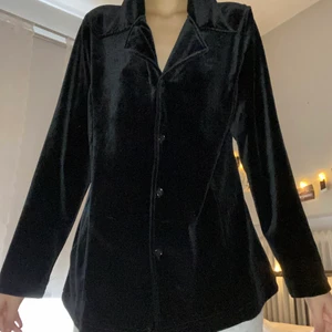 Svart sammetsskjorta  - En skjorta i svart sammet som fortfarande är i en superbra kvalité! Varan har inga defekter och är köpt second-hand. Skjortan är i storlek 44 och på mig som 34 sitter den fortfarande superbra! Läs mina villkor innan köp! 🧚🏼💓