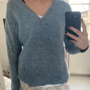 Vringad tröja  - En sjukt snygg stickad Vringad tröja i en fin ljusblå färg. Inga skador eller tecken på användning🥰