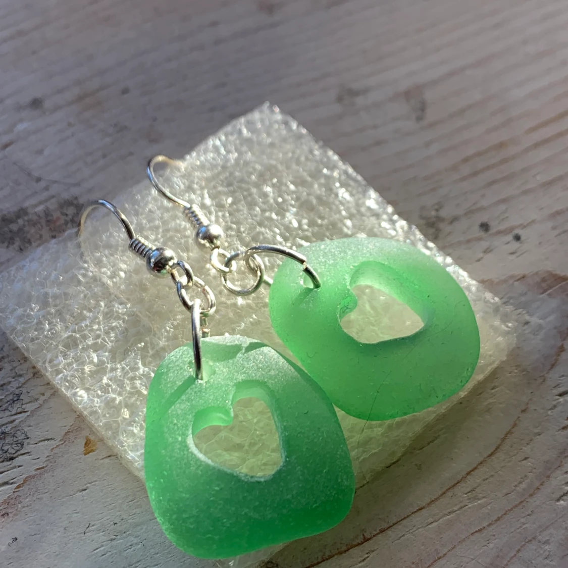 Super söta örhängen i grön sten.
