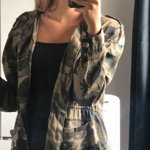 Jacka  - En jacka i tunt material som är i militär mönster , använd endast en gång, hör av er vid intresse! Kramis 🤎✨