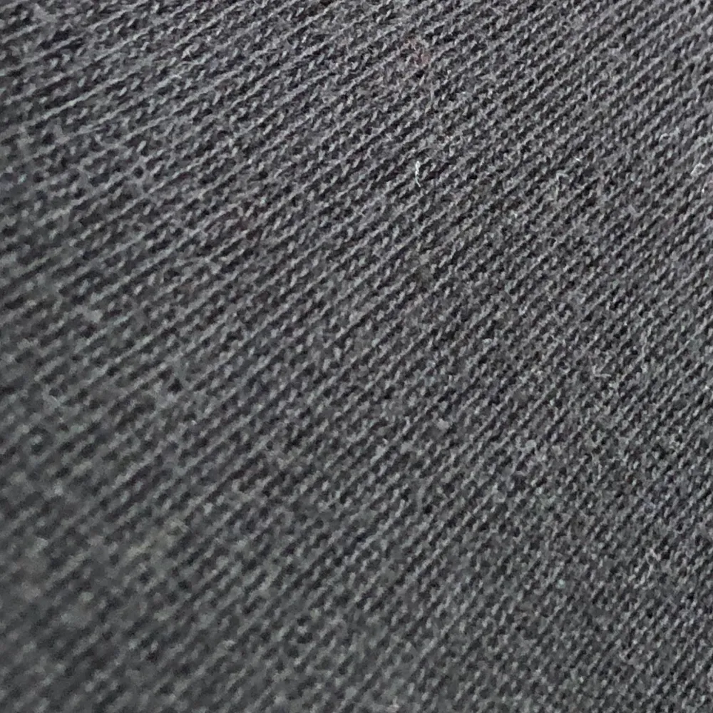 En svart långärmad tröja.✨ På den tredje bilden ser man tydet. Det är inte ett så tunt tyg. Storlek M men passar bra på S!! Skriv vid intresse eller frågor💞 . Tröjor & Koftor.