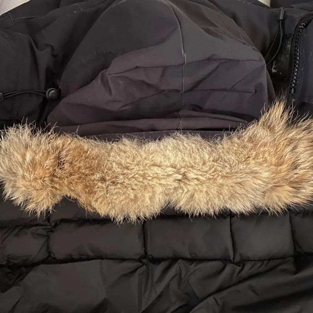 Womans Canada goose expedition, xxs & navy blue. Brukt og derfor blir den solgt billig. Den er fortsatt god og varm, etter min mening den beste vinter jakken! . Jackor.