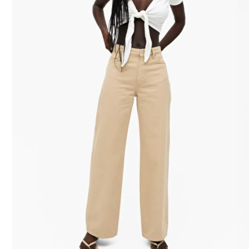 Super fina beiga jeans ifrån monki i modellen Yoko, köparen står för frakten💞. Jeans & Byxor.