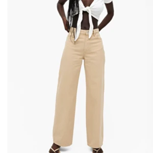 Beiga jeans  - Super fina beiga jeans ifrån monki i modellen Yoko, köparen står för frakten💞
