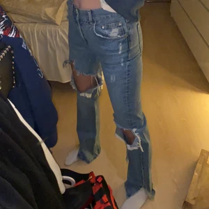 Pull and bear jeans - Säljer dessa jätte populära slutsålda pull and bear jeans i storlek 34! Köptes av en tjej på Plick innan. Hålen är lite upprivna men jätte fina! 