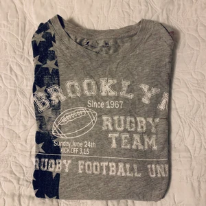 2 fina tröjor - 1. Str XL, 50kr. 2. Str XL, 50kr.  Båda för 80kr.  Kolla gärna in mina andra inlägg, Vi intresse av fler varor så fixar jag ett bra paketpris!