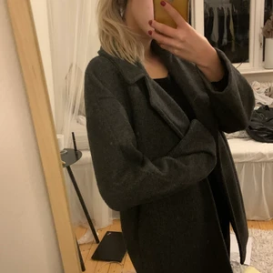 Kappa från Zara strl M - Knappt använd grå superskön kappa från Zara. Storlek M men passar xs och s beroende på hur man vill ha den. Säljer för 150 kr