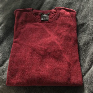 Herr tröja i storlek S och nyskick -  •Tröjan var använd bara 1 gång, är som ny •Pris: 70 kr •Material: 100% bomull 🚫Djurfritt och rökfritt hem 📍Kan mötes upp i Mölnlycke 📬Kan skickas mot fraktkostnad (66 kr)