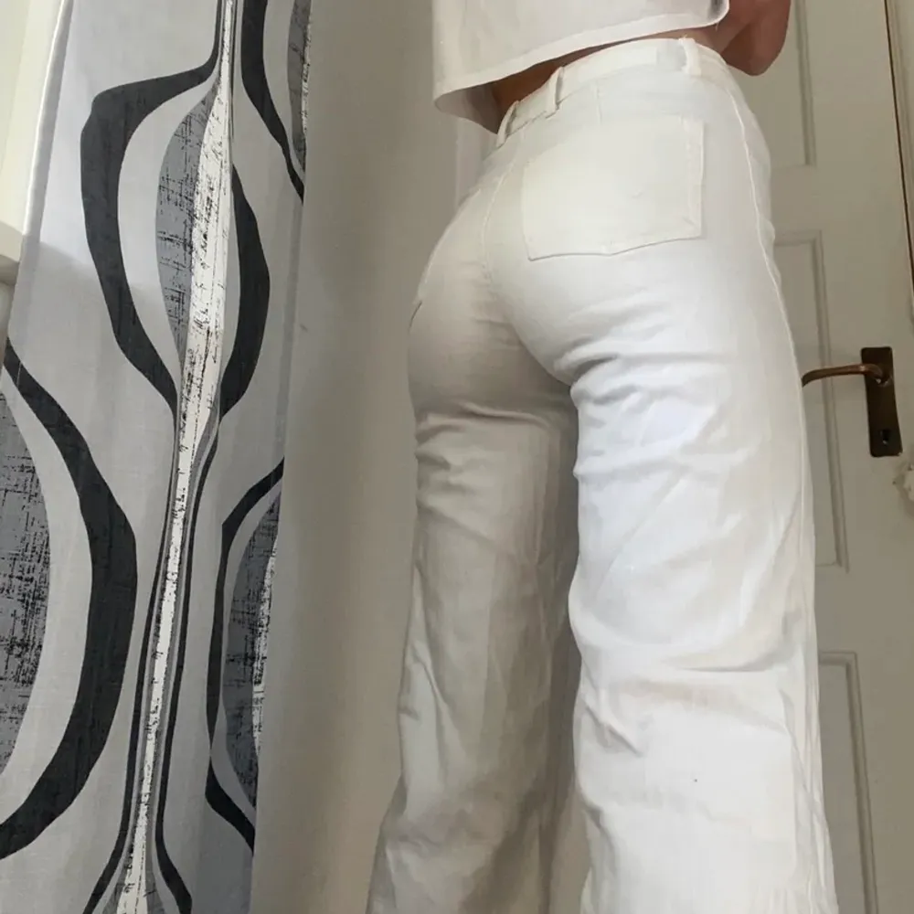 Suuper snygga vita jeans från HM💘 säljer då de är korta på mig som är 175cm 😢 . Jeans & Byxor.