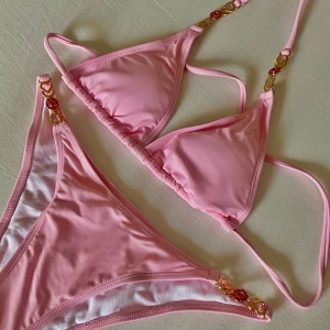 Söt bikini  - Sjukaste bikinin som tyvärr var för liten för mig, skulle säga att den passar en xs-s🌸 sjukt snygga detaljer och stenar, kommer vara så fin på sommaren!!! Hör gärna av er vid frågor🤝