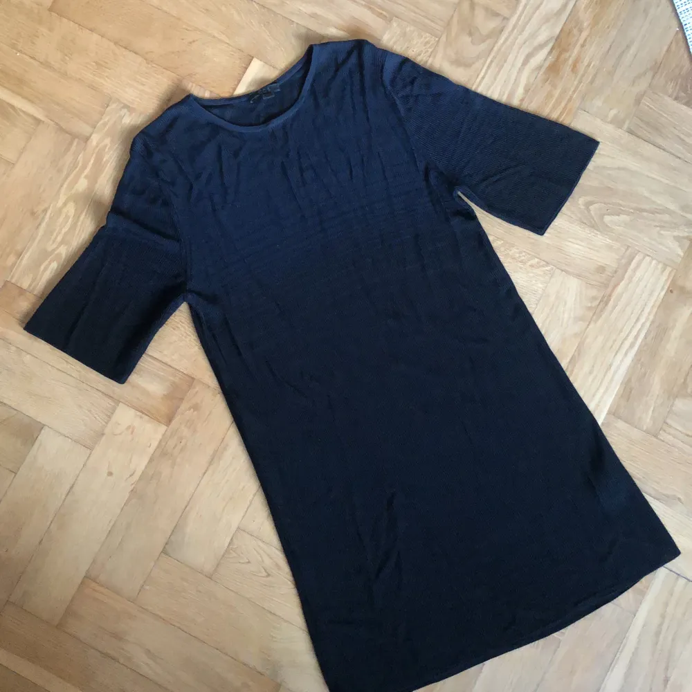 Mörkblå klänning från COS, storlek small. Långa eleganta ärmar och ett tungt material som gör att klänningen faller snyggt. . Klänningar.